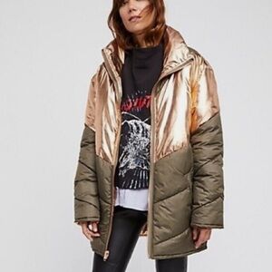 EUC Free People Oversized Reversible Puffer Coat Size SM Gold/Army Green